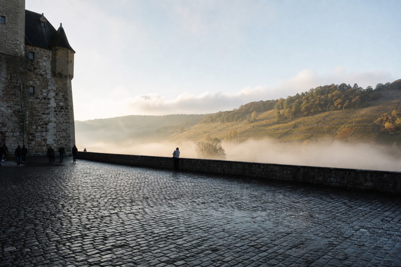Soave castle and hilltop vineyards under morning light, no text, no logos, no people.